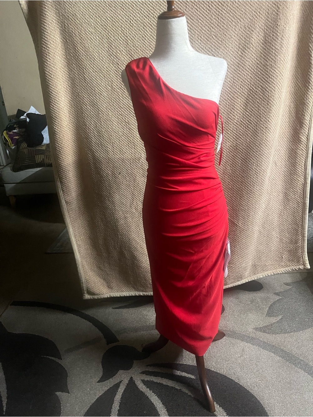 Dress the population ROUCHED crepe body on Shoulder Red Midi Dress - Picture 1 of 5